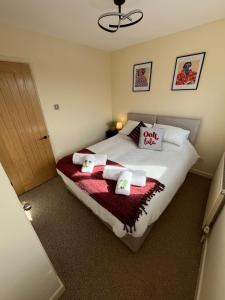 ein Schlafzimmer mit einem Bett mit zwei Kissen darauf in der Unterkunft Cosy Contractor House with Garden & Parking! in Yeovil