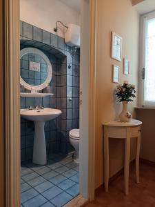 ein Badezimmer mit Waschbecken und Toilette in der Unterkunft Cortemaggio in Gualdo Tadino