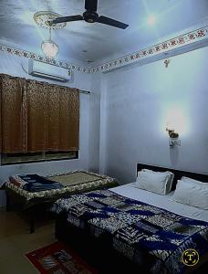 Postel nebo postele na pokoji v ubytování Homestay Chittor Inn