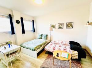 En eller flere senge i et værelse på Joli studio proche plage, vieux port & Palais Pharo