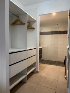 Ένα μπάνιο στο BnB MARTINIQUE, sejour Caraibes en 1ere ligne, marina Fort de France