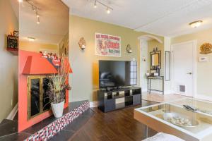 a living room with a fireplace and a tv at Cozy 2 bedroom close to downtown in Montreal
