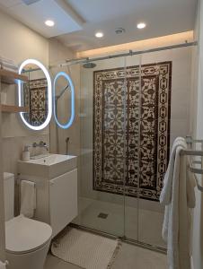 een badkamer met een douche, toilet en wastafel bij Mahogany - Rooftop Views - Close to Valletta Ferry in Senglea