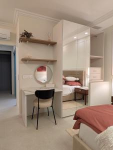 een slaapkamer met een bed, een bureau en een spiegel bij Mahogany - Rooftop Views - Close to Valletta Ferry in Senglea