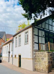 un edificio blanco con una pared de piedra en Eibenhaus, en Bad Iburg 35 fotos más
