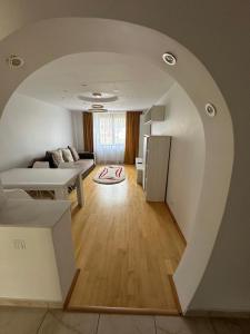 ein Wohnzimmer mit einer gewölbten Decke in der Unterkunft Apartment cu vedere la râu in Gura Humorului