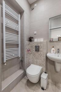 un baño con inodoro y lavabo en Vitoshka Inn - R3, en Sofía
