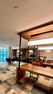 sala de estar con banco y piano en Altura Apartment Arlington, en Arlington