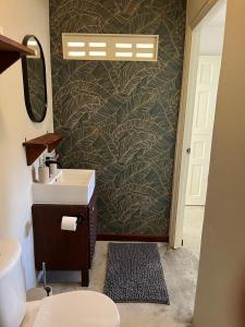 Un baño de Tropical Appartment & Studio Curaçao 19 fotos más