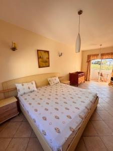 a bedroom with a large bed in a room at Montagu Villas 3min Beach Walk in Flic-en-Flac +7 photos