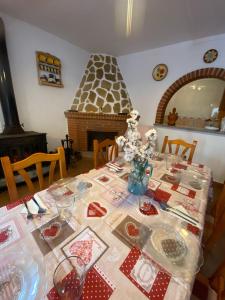 tavolo da pranzo con tovaglia e camino di Las olivas a Alcolea