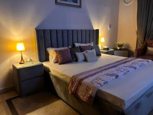 Postel nebo postele na pokoji v ubytování Mohib Home Stay