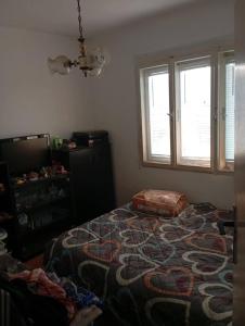 un dormitorio con una cama y una ventana en Kuca u Zitoradji, en Žitorađa