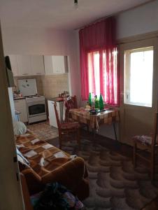 Una sala de estar con una mesa y una cocina. en Kuca u Zitoradji, en Žitorađa