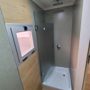 SaldungarayにあるEl Aromoの浴室のガラス扉付きシャワー +6枚の写真