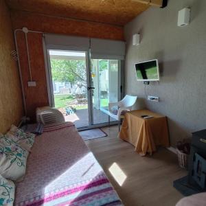 SaldungarayにあるEl Aromoのベッドとテレビとテーブルのある寝室