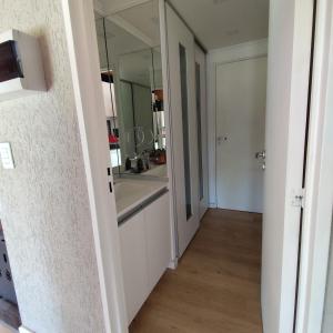 SaldungarayにあるEl Aromoの洗面台と鏡のあるバスルーム