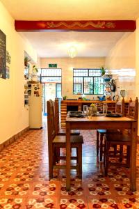 Una cocina o zona de cocina en Qhia Work & Stay
