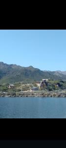 Vue sur une étendue d'eau avec des montagnes en arrière-plan dans l'établissement Pura Vida, à Cortaderas