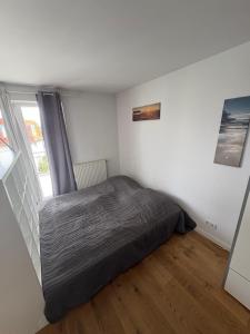 a bedroom with a bed and a window at Inselblick am Wasser in Werder