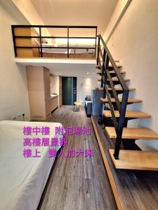 礁渓郷にあるcookies溫泉湯屋のベッド1台付きの部屋