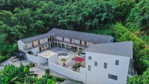 Budova, kde se chata nachází