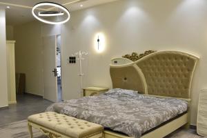 Кровать или кровати в номере شاليهات فلاور - flower villas