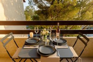 Ban công/sân hiên tại Élégant T3 neuf, 6 pers, clim, balcon, pkg gratuit, 5 min du Port +8 ảnh