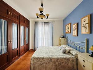 マサゴンにあるCasa FANDANGO Pinar y Marの青い壁のベッドルーム1室(ベッド1台付)