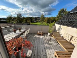 a deck with a table and chairs on a roof at Ferienwohnung Lang in Nümbrecht