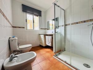 マサゴンにあるCasa FANDANGO Pinar y Marのシャワー、トイレ、洗面台を備えたバスルーム +11枚の写真