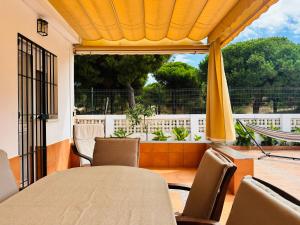 マサゴンにあるCasa FANDANGO Pinar y Marのテーブルと椅子と窓のあるダイニングルーム