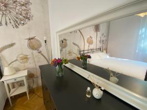 een slaapkamer met een bed en een grote spiegel bij Malmusi Apartment in Modena +35 foto's