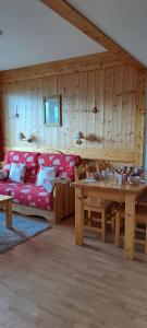 ein Wohnzimmer mit einem roten Sofa und einem Tisch in der Unterkunft AP-37 La Grande Cordée Combloux in Combloux