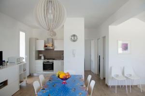 eine Küche mit einem Tisch mit einer Obstschale darauf in der Unterkunft Villa Chiara in Pozzallo