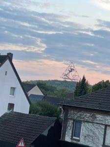 ボトロップにあるSweet Home Premium Appartement 3の通信塔のある家の屋根からの眺め