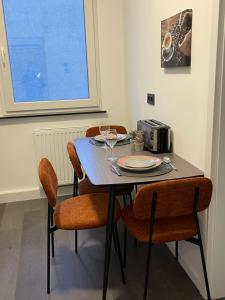 ボトロップにあるSweet Home Premium Appartement 3のダイニングルームテーブル(椅子付)、テーブル(ワイングラス付)