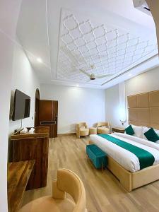 Μια τηλεόραση ή/και κέντρο ψυχαγωγίας στο Hotel Multan Suites +18 φωτογραφίες