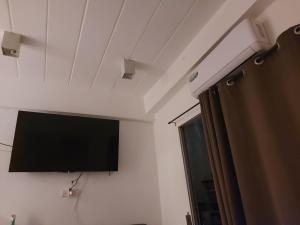 Un televisor de pantalla plana en la pared de una habitación. en Studio Apartment, en Pattaya central