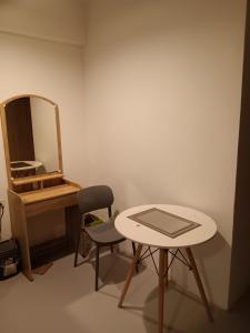 vestidor con mesa y espejo en Studio Apartment, en Pattaya central