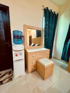 ein Badezimmer mit einem Waschbecken und einer Theke mit einem Spiegel in der Unterkunft Multan house in Multan