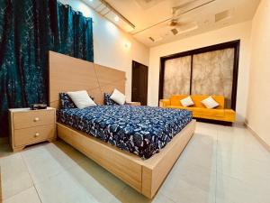 ein Schlafzimmer mit einem Bett und einer Couch in der Unterkunft Multan house in Multan