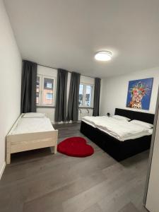 ボトロップにあるSweet Home Premium Appartement 3のベッドルーム1室(ベッド2台、赤い敷物付)