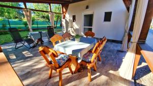 een patio met een tafel en stoelen op een veranda bij Velencei Odú in Velence +24 foto's