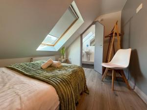 Un pat sau paturi într-o cameră la Beautiful 5-Bed East Sussex Home with Hot Tub
