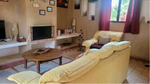 a living room with a couch and a table at Dar Sesame à Taroudant in Taroudant