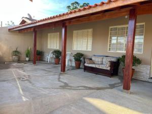 un patio con un sofá bajo una pérgola en Casa em Serra Negra, en Serra Negra