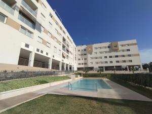 ein Schwimmbad vor einem Gebäude in der Unterkunft Velez Malaga 2 Dorm 4 Huésped Piscina Parking WiFi in Vélez-Málaga