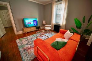 TV a/nebo společenská místnost v ubytování Uptown Funk Getaway with Parking & Walk To Stadiums, Nightlife