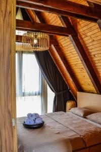 1 dormitorio con 1 cama con lámpara de araña en The View Marisel, en Mărişel